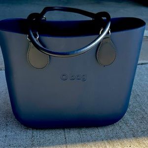 Iconic Italian modular bag include handles and zip close insert with 4 pockets.